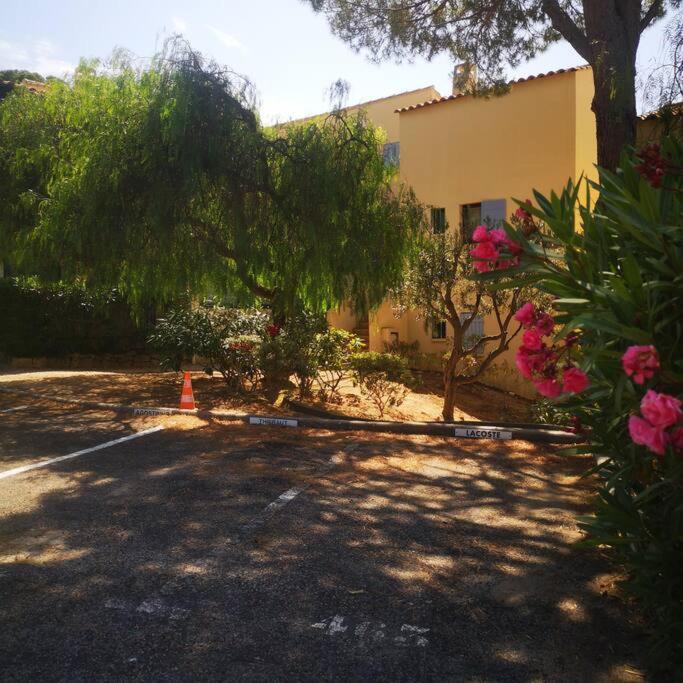 T 2 A 5 Mn A Pied De La Mer Sanary-sur-Mer Exterior foto